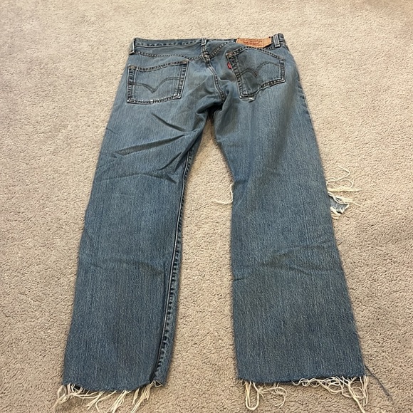 levi’s medium wash jeans. width: 32 length: 34 - Picture 3 of 4